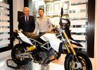 Piaggio inaugura la nuova boutique e presenta la Dorsoduro 1200 e la V7 Racer